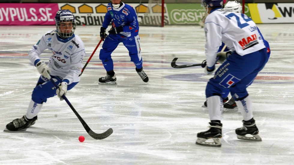 Albin Bjerkegren vänder upp med bollen under kontroll, Fredrik Lönn är i närheten. Det blev som väntat en tät och jämn match i Vänersborg där hemmalaget hittade rätt på en hörna i första halvlek. Avgörandet för Vänersborg kom sedan i slutet.