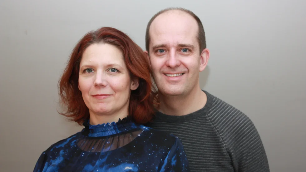 "Jag hade varit död om inte min man gjort hjärt-lungräddning på mig när jag föll ihop livlös i duschen", säger Jenny Edlund, HLR-instruktör. Här med sin man Mattias Edlund. 