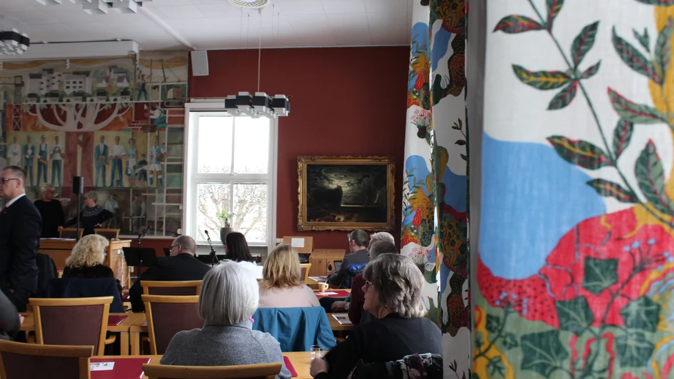 De nya gardinerna som hänger i fullmäktigesalen är på pappret inga gardiner. De upphandlades som textil utsmyckning av lokal och kostade 117 000 kronor.