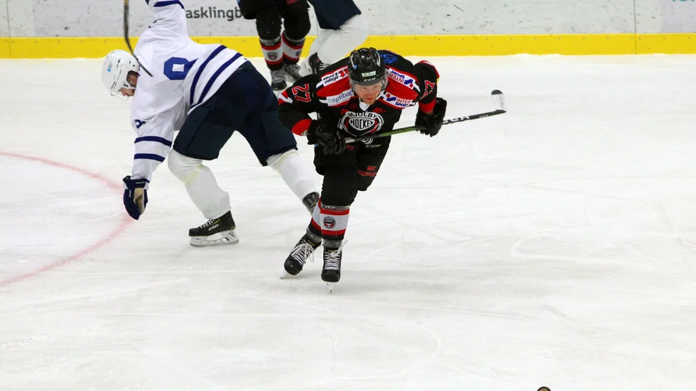 Mjölbys Daniel Hjärtstrand på jakt efter pucken i kvalmatchen mot Jonstorp.