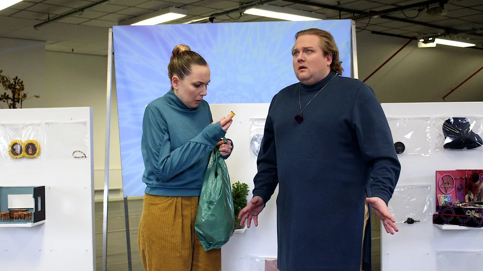 Martha Rasmussen Lubiana och Viktor Björkberg syns i ung/scen östs nya klassrumsföreställning "Himlen byter färg".