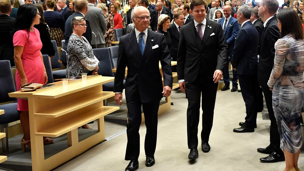 Kungen och "vicekungen" på väg in för att öppna riksmötet. 