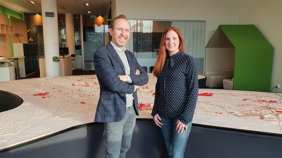 Anders Bäccman, kommunikatör på stadsbyggnadsförvaltningen, och Jill Bergefur , projektledare för Rosendal.