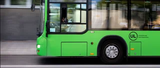 Kvinna backade in i UL-buss två gånger