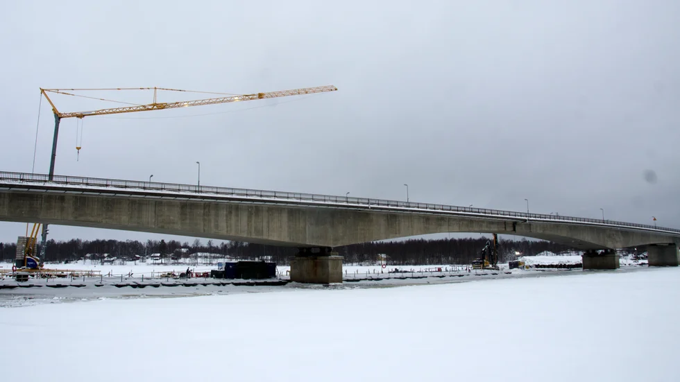 Det är påverkan på älvbotten vid ett av brostöden som ligger bakom Trafikverkets beslut att stänga bron.