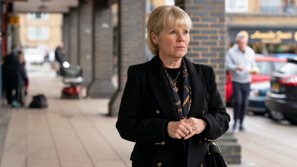 Imelda Staunton är makalöst bra som Karen Edwards som letat efter sin försvunna dotter i många år och som när sanningen kommer fram kliver fram och skaffar sig och dottern någon sorts upprättelse. 