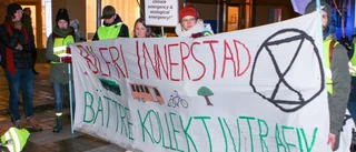 Klimataktivister spärrade av gata i Uppsala