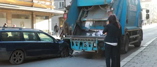 Personbil och lastbil i krock i centrum