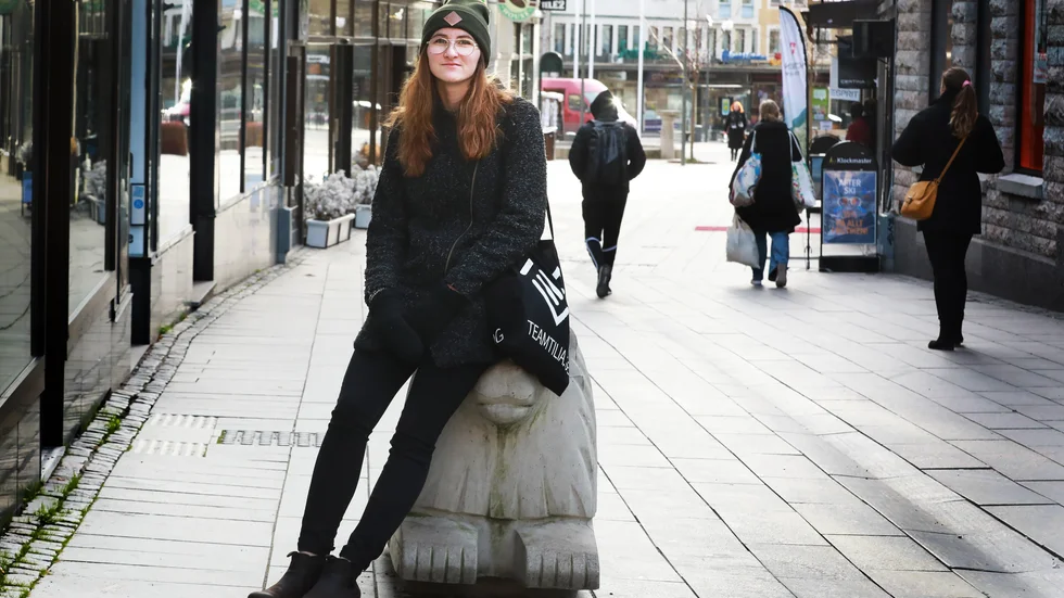 "Det krävs inte mycket av de vuxna egentligen. Det som behövs är närvarande vuxna som lyssnar", säger Hanna Sperling, som hjälper unga genom sitt arbete i den ideella organisationen Tilia. 