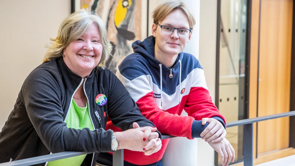 Maria Ahlstäde och Albin Liljegren Qviberg jobbar båda inom omsorgen. Albin började som sommarjobbare 2019 och har jobbat på timme även under hösten. Han menar att det är trevligt arbete om man tycker om att vara social.
