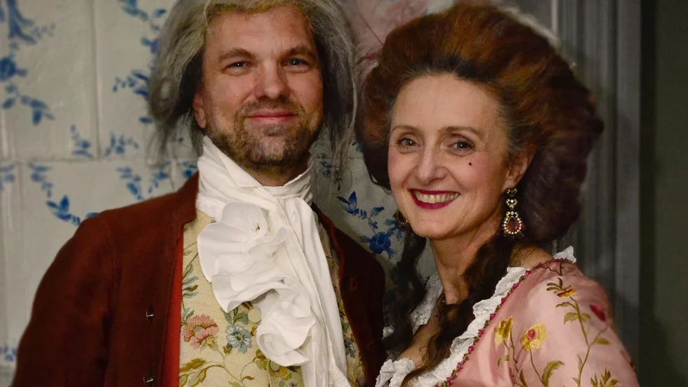 Thord och Maria Lindé i kläder från 1700-talet. Paret planerar att göra bygdegården till et kafé med både mat och musik. 