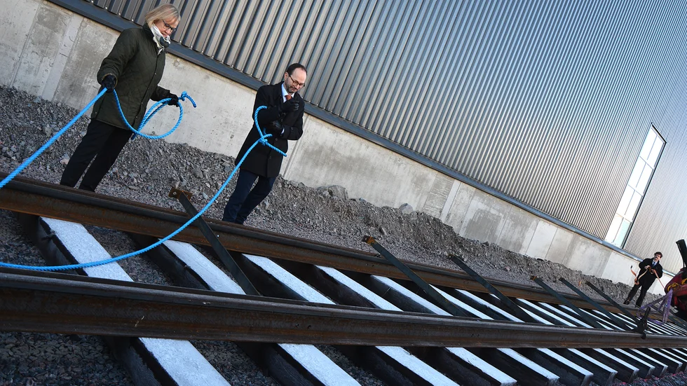 Här ses infrastrukturministern Tomas Eneroth tillsammans med Trafikverkets GD Lena Erixon vid Kardonbanebyggets start i Norrköping i slutet av 2017.