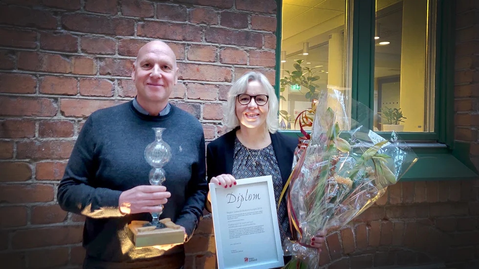 Avdelningschefen Torbjörn Ihse samt projektledaren för Sävehuset, Annamaria Jörnhammar Englund, tog emot priset.