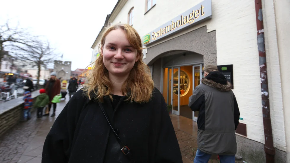Jennifer Ohlsson fick stå i lång kö trots att hon åkte till Systembolaget tidigt.