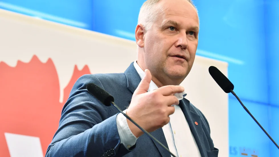 "Efter mer än åtta år som ordförande är det dags för mig att kliva åt sidan och ge plats för en ny ordförande", skriver Jonas Sjöstedt på Facebook under onsdag kväll. 