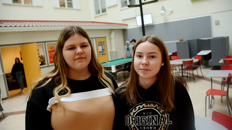 De har gjort sitt val inför hösten. "Jag gillar att laga mat, så det blir hotell- och restaurang" säger Kajsa Gutlöv, t.v.. Clara Gustafsson har valt samhäll. "Det är en bred linje och jag vet inte riktigt vad jag vill bli, så den passar mig", säger hon.