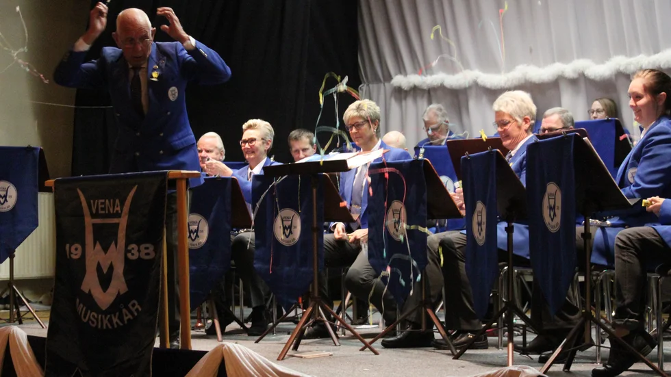 Snälla smällare inledde konserten, precis som traditionen bjuder. Och Kurt Snygg bjöd på energi, även det tradition.