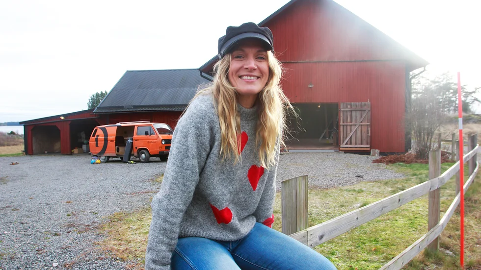 I en lada vid Båven ska Erika Kits Gölevik sprida sin träningsrevolution. "Vi ska inte röra oss för att bli snabba och snygga utan för att vi är skapta för det och det är då vi mår bra".