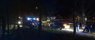Personbil körde in i lyktstolpe