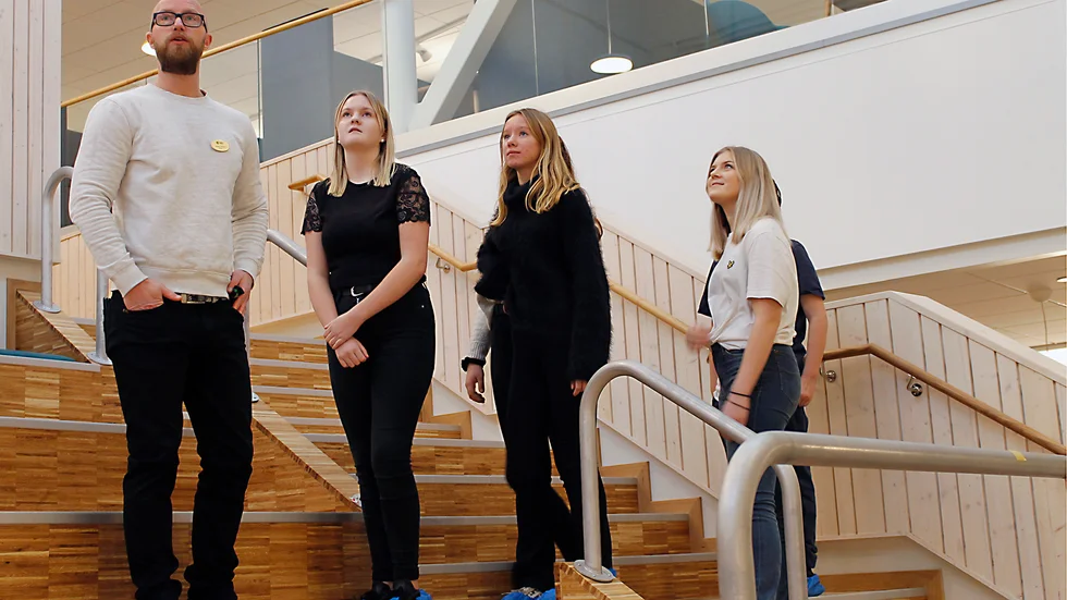 Några elever i sjuan och åttan fick ta en smygtitt på nya skolan. I skolans hjärta är det högt i tak. 