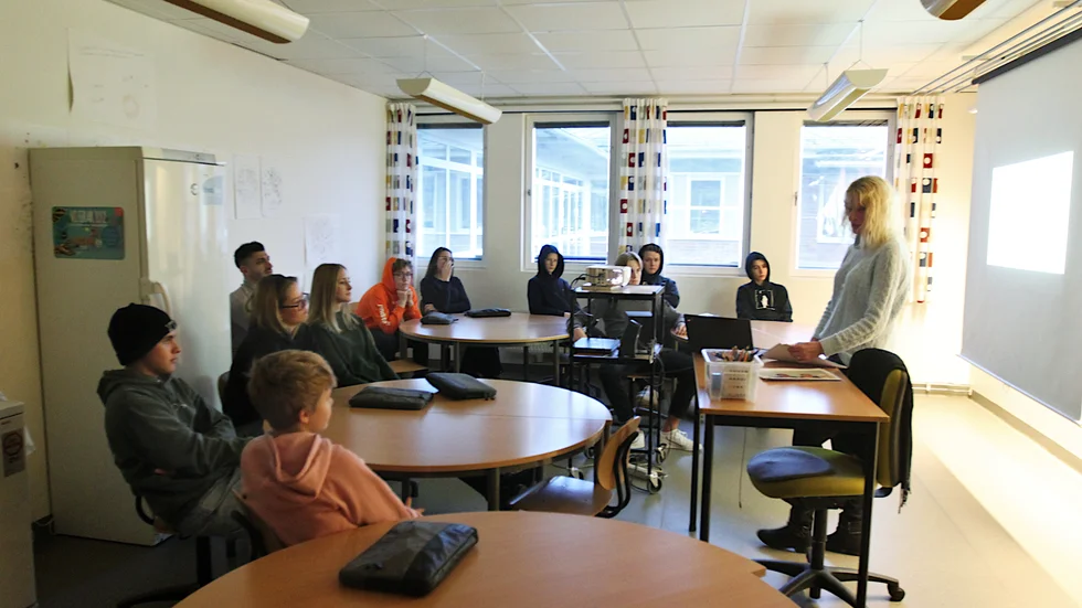 Delar av klass 9C på Bergvretenskolan fick besök av Nordea och deras Ekonomipejl som riktar sig till ungdomar med information om banker och privatekonomi. Ett komplement till skolans undervisning i konsumentkunskap som skolorna kan boka med Nordea.