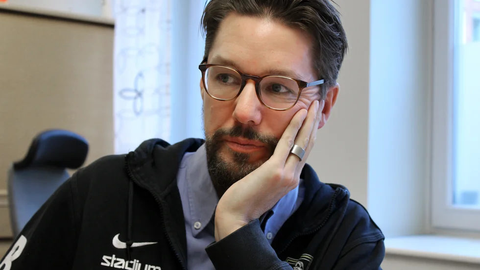 Emil Broberg (V), gruppledare i regionen, är orolig.