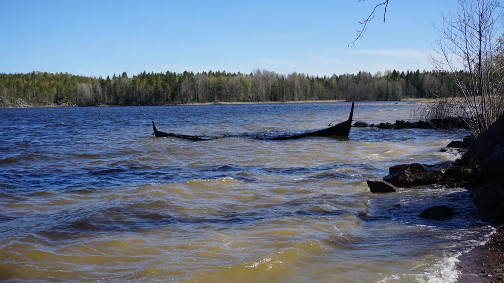 Kalmar läns största sjö Yxern kan vara på väg at få en ny vattendom. Kommunstyrelsen i Västervik sade ja till att två ansökningar skickas in.