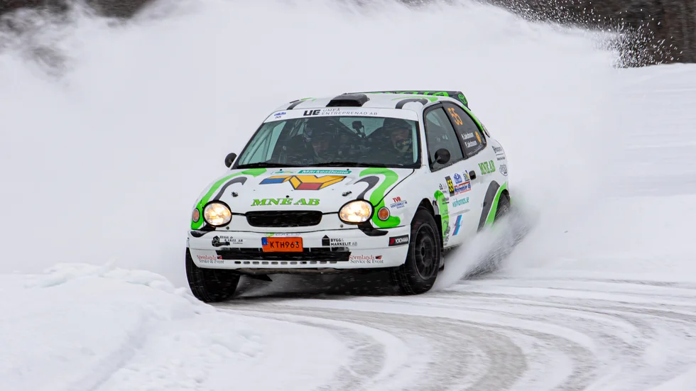 Stormar fram på SM-vägar. Bröderna Hampus och Pontus Jakobsson från SMK Nyköping lyckades bli tvåa i den trimmade tvåhjulsdrivna klassen under SM-premiären i Vännäs i helgen