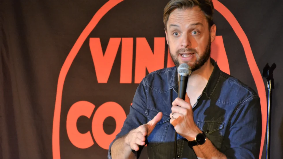 Den folkkära komikern och programledaren Robin Paulsson var tveklöst kvällens största dragplåster då Vinka Comedy Club firade tioårsjubileum i ett fullsatt Vingåkers Folkets park i fredags.