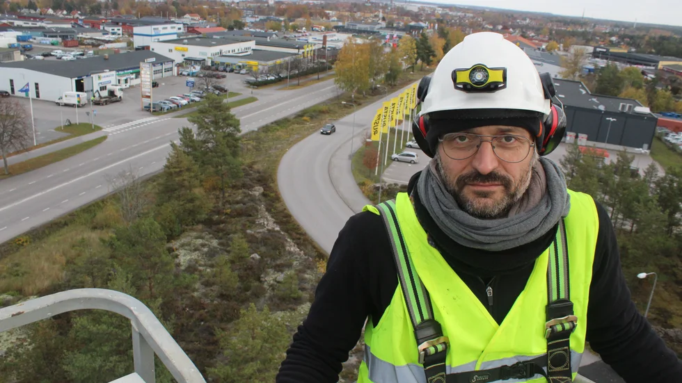 I en skylift vid vattentornets topp berättar Erik Kolman Janouch, från företaget Artmesh, att man monterat ett spiralstålnät som ny fasaddekoration på vattentornet. Hela tornet ska fasadbelysas.