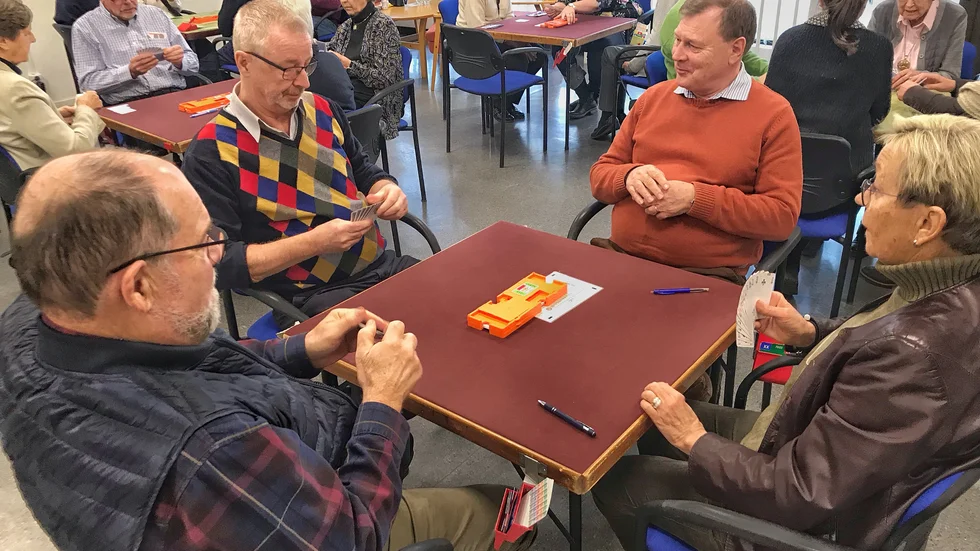 Bridge är lika med tävling, men flera av spelarna poängterar att det är den sociala biten som är det allra viktigaste.