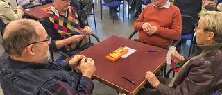 Lurigt spel fyller lokalen till bredden