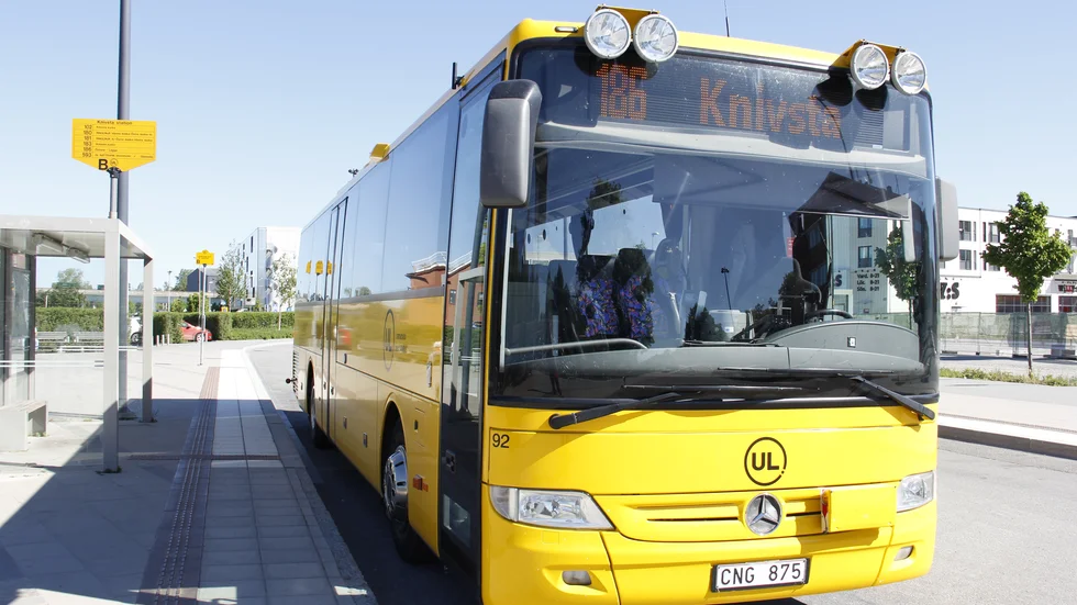 Vänsterpartiet budgeterar både lokalt och nationellt för en billigare kollektivtrafik, skriver Jens Holm och Christer Johansson.