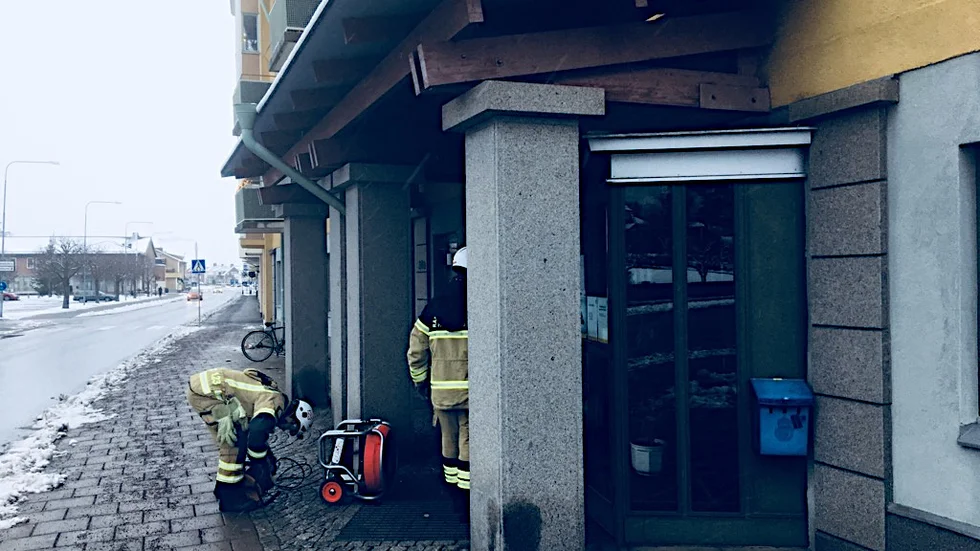 Räddningstjänsten fick bryta sig in på polisstationen för att komma åt att släcka branden. Nu har två polismän dömts för allmänfarlig vårdslöshet.
