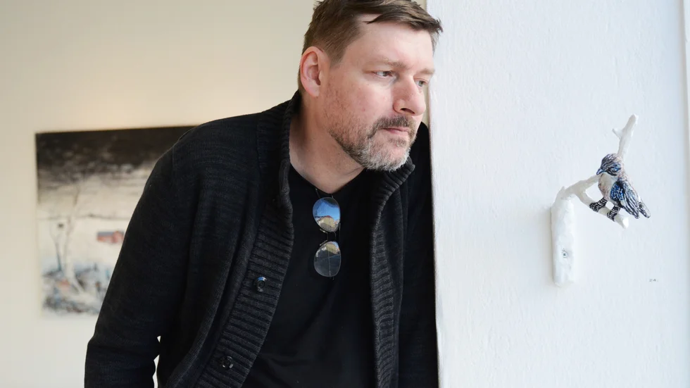 Fredrik Lindberg och hans "Nötskrika", självtorkande lera, trä, akryl.