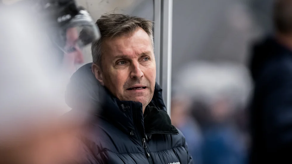 Siriustränaren Esa Määttä sägre att coronaviruset inte har påverkat honom eller laget. Avgörande match på söndagen.