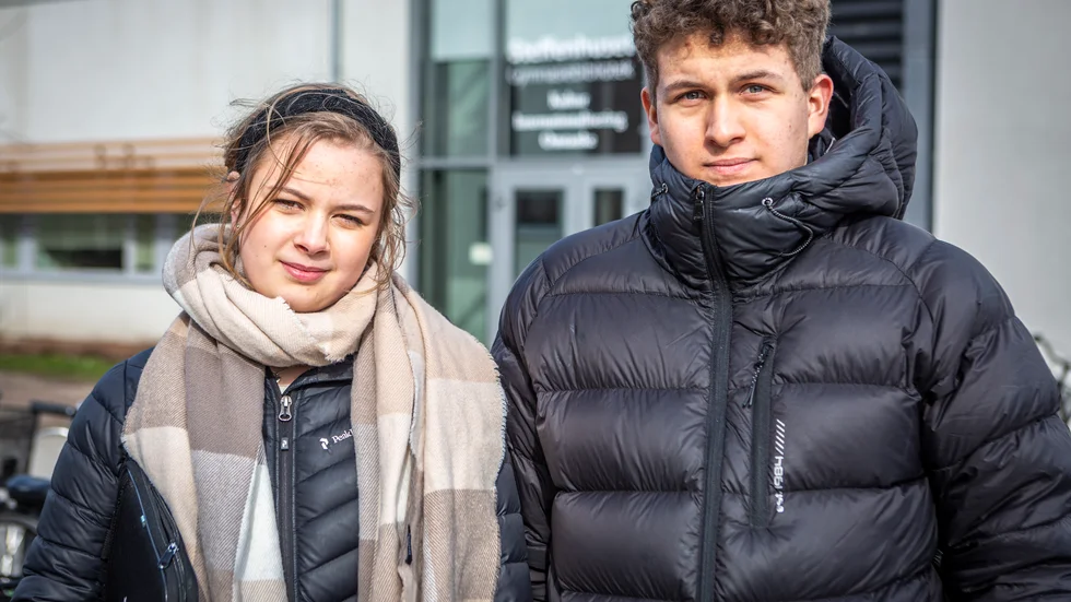 Klasskamraterna Filippa Fagerberg och Hampus Söderdahl tycker att det är rätt beslut att stänga Wisbygymnasiet, men tror att det kan bli problematiskt med distansundervisningen. 