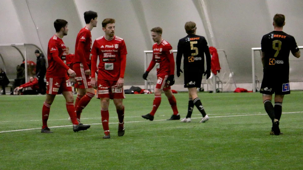 Dominic McGiveron och spelarna i Piteå IF med tunga huvuden mot Skellefteå AIK. Laget tappade en klar ledning i andra halvlek. (Arkivbild)