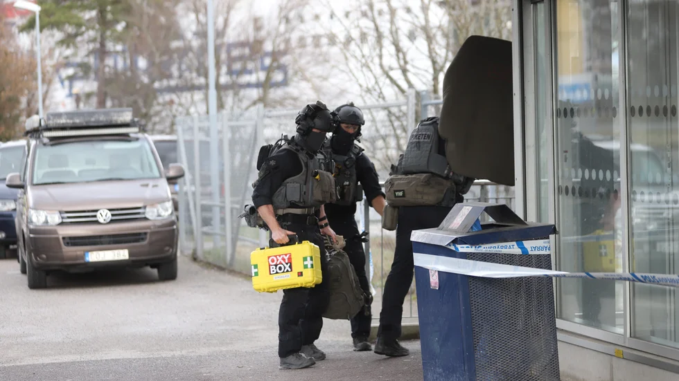 Poliser från insatsstyrkan gick in på den avspärrade terminalen. 
