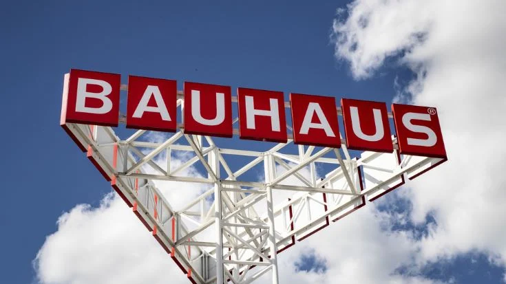 Två män har åtalats för en lång rad stölder på Bauhaus på Östra Svedengatan. 