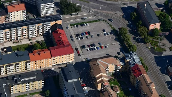 Här på parkeringen vill Heimstaden Järnstången AB bygga bostäder.