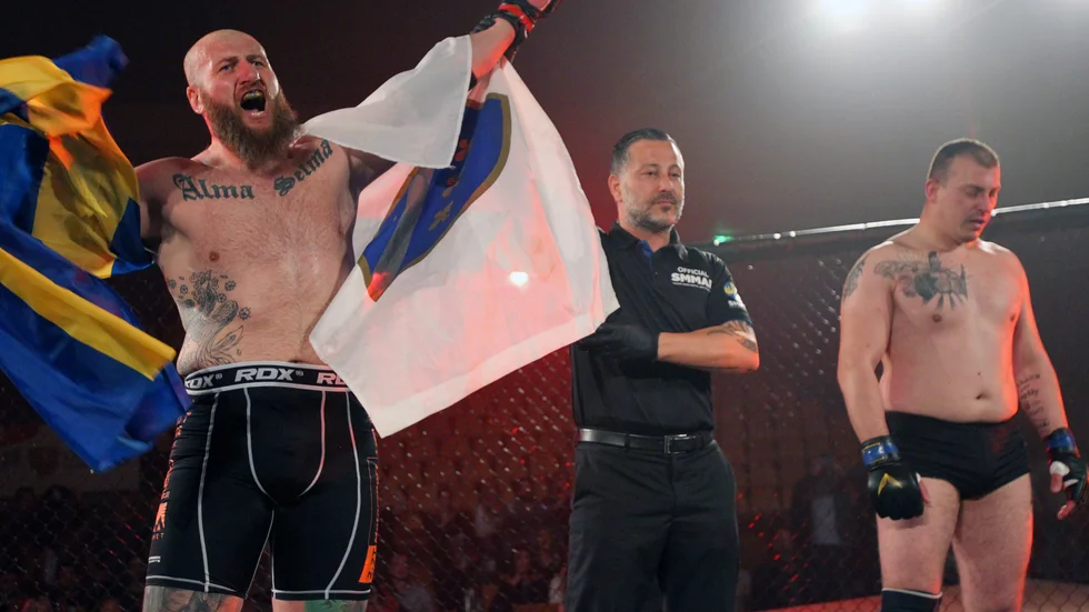 Irman Smajic hoppas få till sin tredje proffsfight snart. På bilden har han precis vunnit sin andra på en MMA-gala i Linköping.