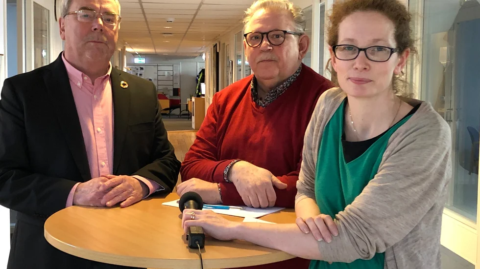 Lina Handberg tar emot kommunstyrelsens förste vice ordförande Anders Hedeborg (S) och Ingvar Frid från Vänsterpartiet.