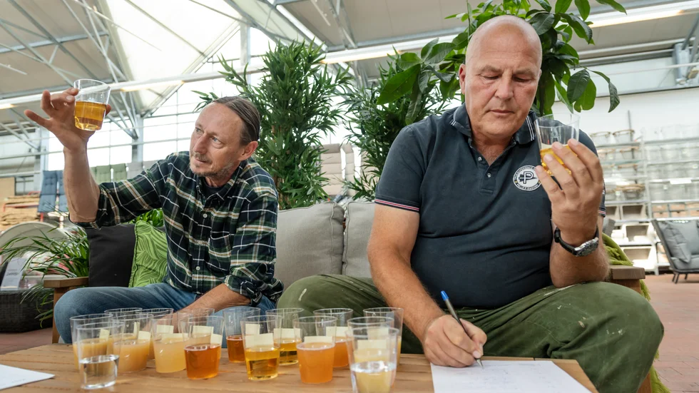 Mustexperterna David Aldridge och Krister Berntsson fick i uppdrag att blindtesta åtta olika sorter från några av landets största äppelmusterier. Trevlig färg och mycket smak av äpple är två av kriterierna som testvinnaren uppfyller.