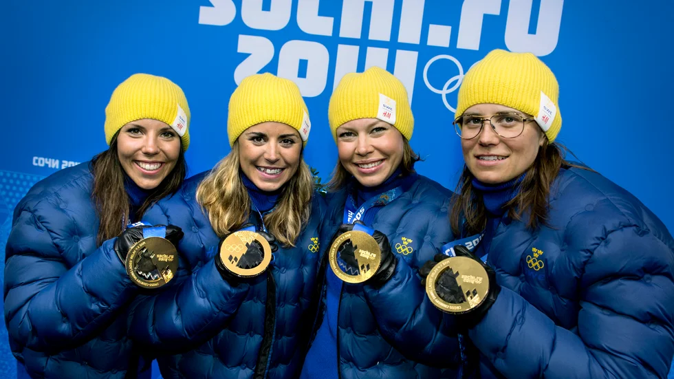 Charlotte Kalla, Anna Haag, Emma Wikén och Ida Ingemarsdotter med OS-guldet från Sotji 2014.