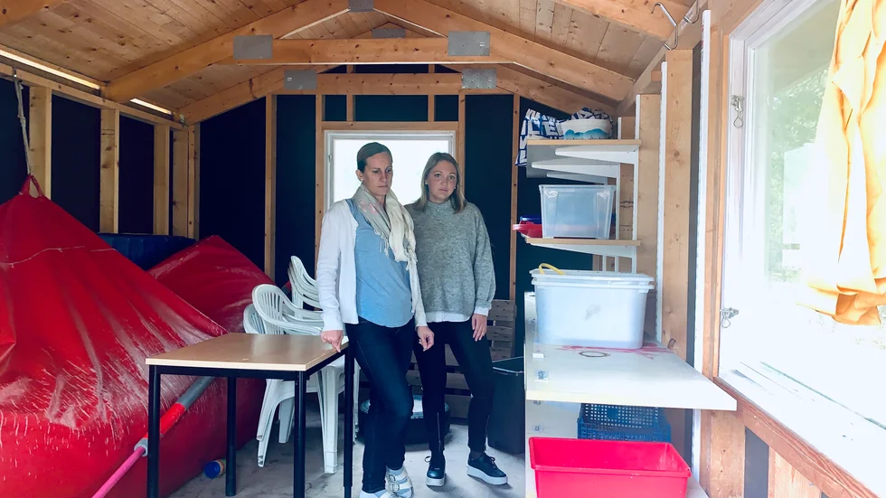 Maarit Nyström och  Natalie Karlsson har fått nog,  hyllorna  inne  rastboden på Arnö Långsätterskolan är tomma. 
-  Vi vet att det är köpstopp i kommunen men barnen  behöver  leksaker. 