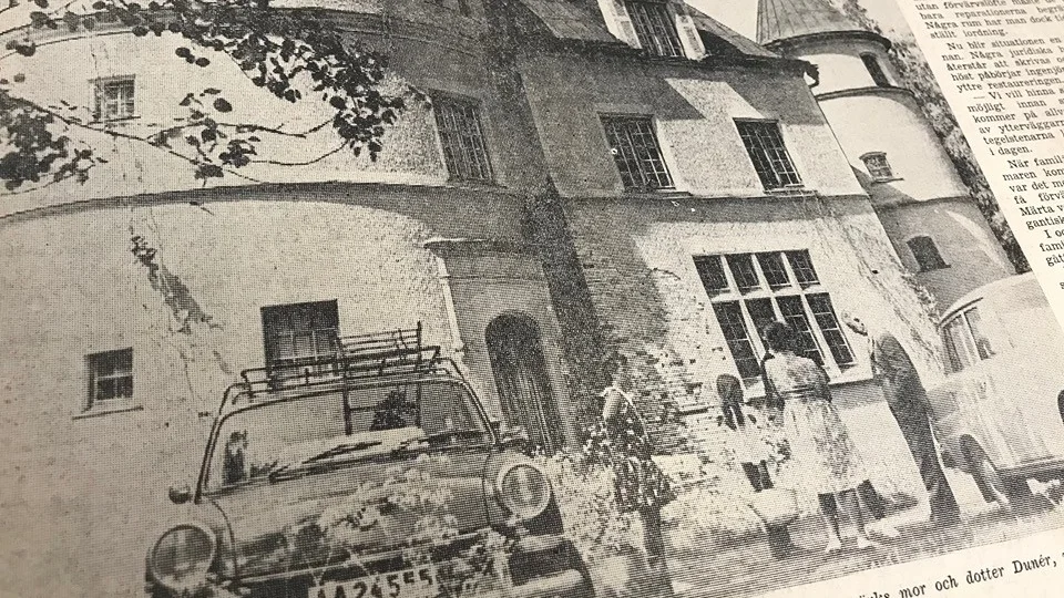 Kuriren för 50 år sedan: Lilla Sjögetorp som nu räddas undan förgängelsen. Bland personerna i förgrunden märks mor och dotter Dunér, medan maken Ulf är skymd.