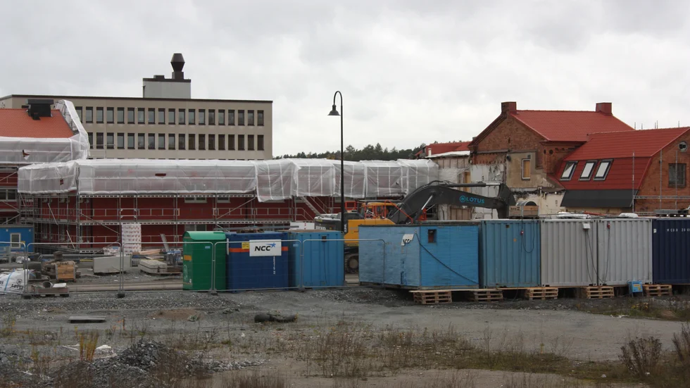 Bygget av förskolan pågår. Under den rivna Bahco-matsalen upptäcktes föroreningar i marken, som nu har sanerats.