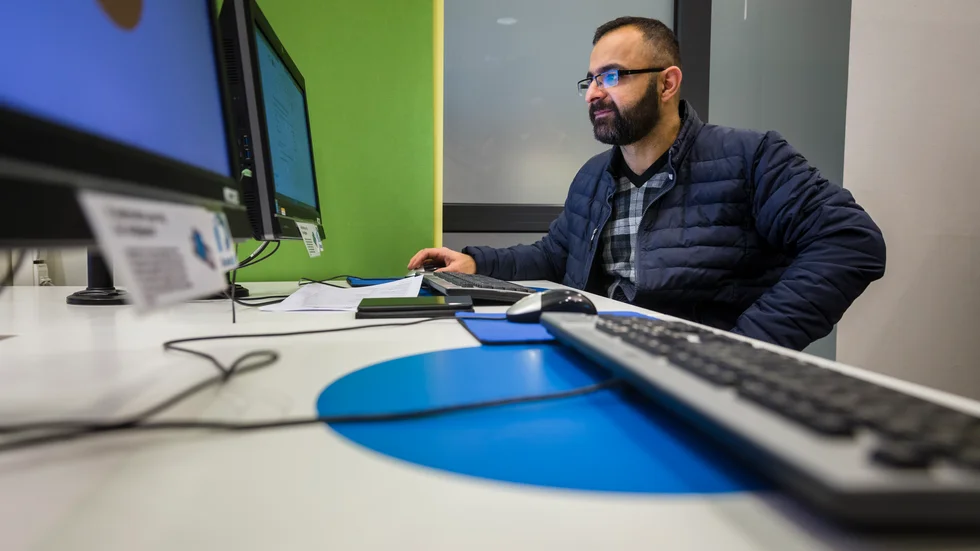 Roni Doumit, som driver en frisersalong, lägger upp en jobbannons. Han har accepterat att allt ska ske per telefon eller på nätet fast det alltid är bättre att träffa en person. "Nu sköter jag mig själv", säger han