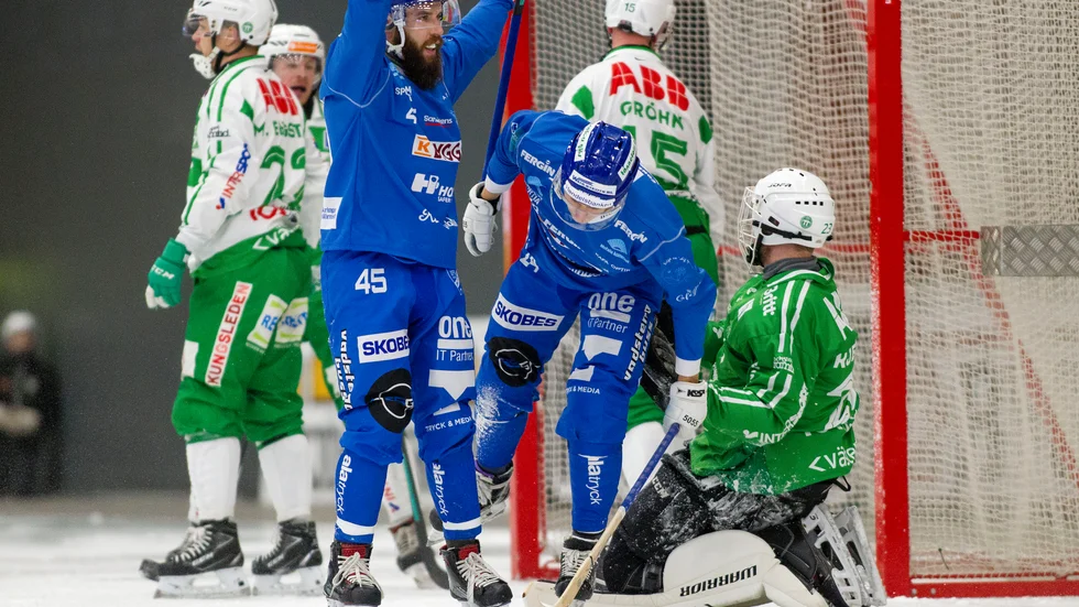 Jonas Enander jublar efter att Fredrik Lönn satt dit 3-1.